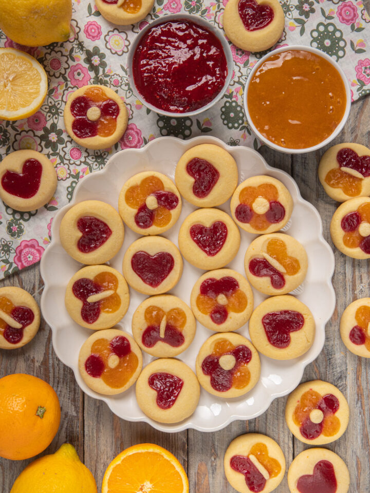Semplici biscotti di pasta frolla guarniti con confetture di frutta di vari gusti e colori