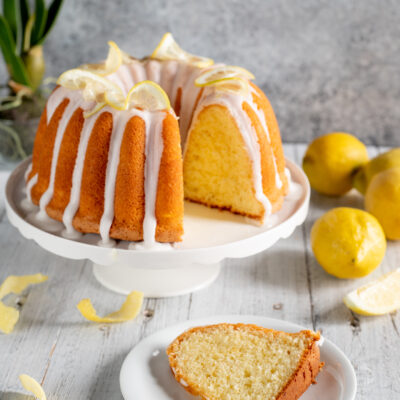 alzatina con ciambella al limone e fetta tagliata