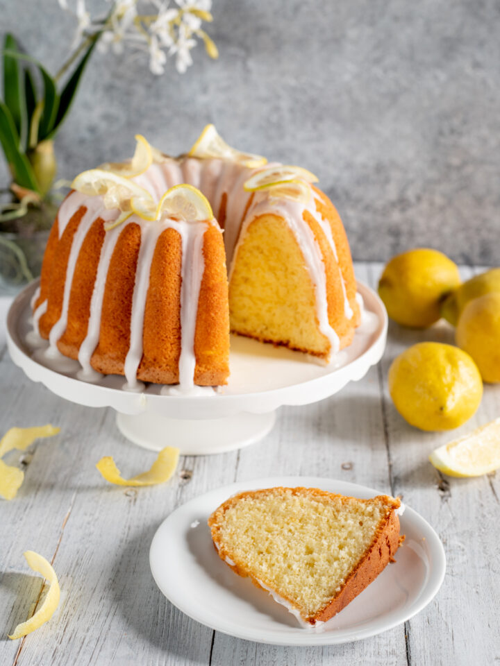 alzatina con ciambella al limone e fetta tagliata