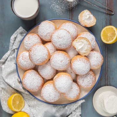 piatto da portata con fiocchi di neve e ingredienti intorno