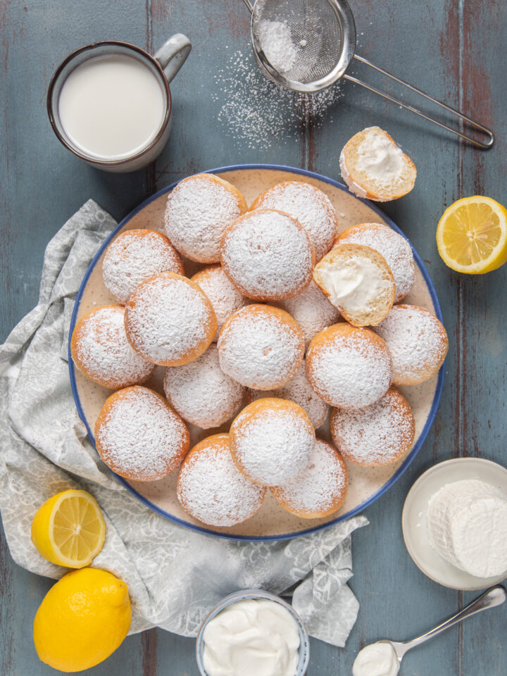 piatto da portata con fiocchi di neve e ingredienti intorno