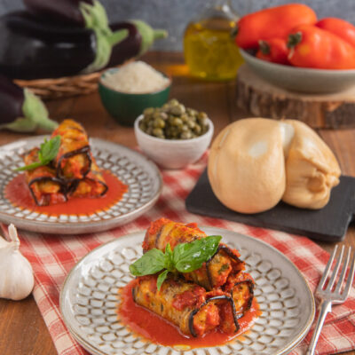 piatto da portata con involtini di melanzane, scamorza e pomodoro