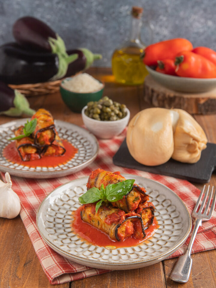 piatto da portata con involtini di melanzane, scamorza e pomodoro