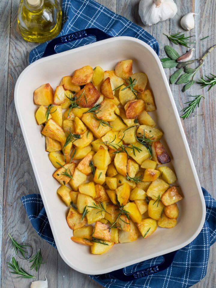 teglia con patate al forno, aglio e olio