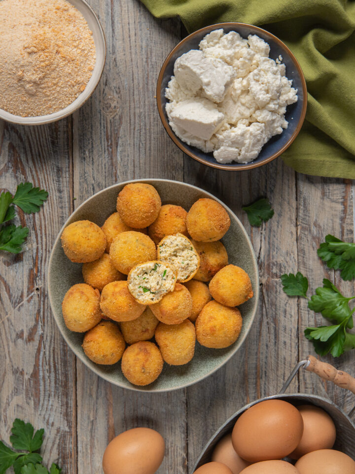 piatto da portata con polpettine di ricotta fritte