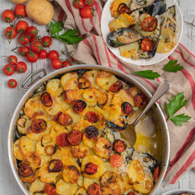 tegame con riso patate e cozze e ingredienti principali