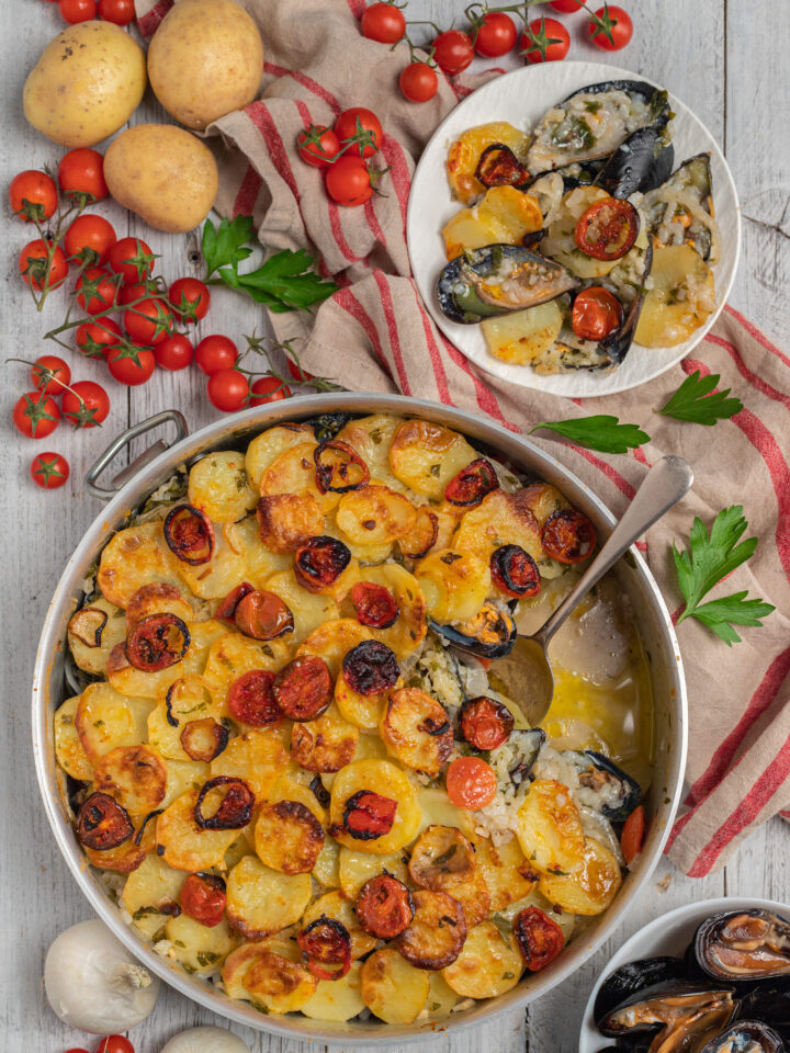 tegame con riso patate e cozze e ingredienti principali