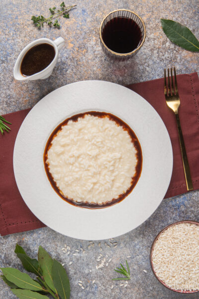 Risotto alla Bergese, celebre primo piatto della tradizione piemontese, simile a un risotto alla parmigiana con l'aggiunta del fondo bruno di carne