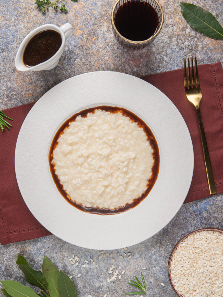 Risotto alla Bergese, celebre primo piatto della tradizione piemontese, simile a un risotto alla parmigiana con l'aggiunta del fondo bruno di carne