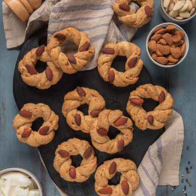 I taralli sugna e pepe sono biscotti salati tipici della cucina regionale campana, resi particolarmente croccanti dalla presenza delle mandorle