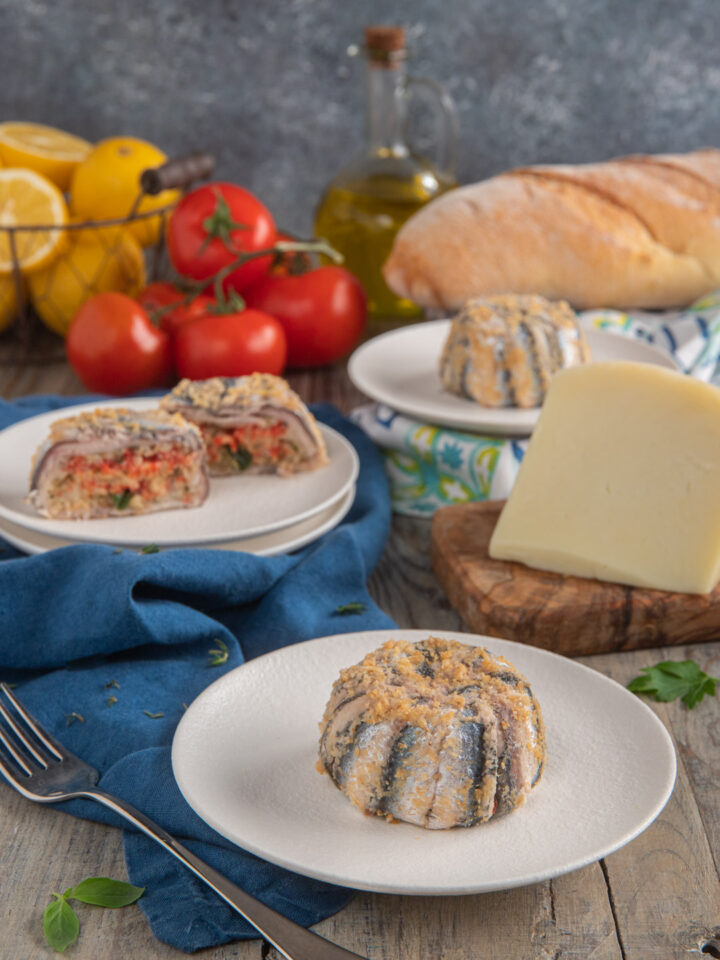 Il tortino di alici alla siciliana è un antipasto o un secondo piatto tradizionale della cucina siciliana a base di pesce, pecorino e sugo di pomodoro