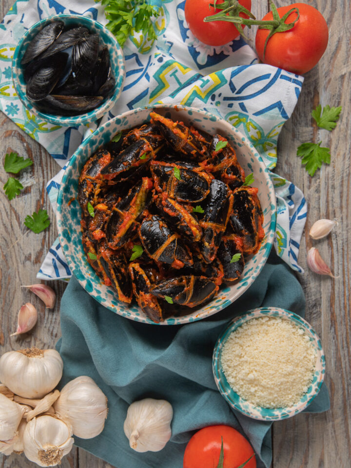 Le cozze ripiene pugliesi sono un piatto tipico della cucina pugliese, servito come antipasto o come secondo piatto di pesce