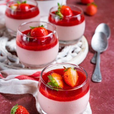 bicchierino con cremoso alla fragola, coulis, fragole fresche