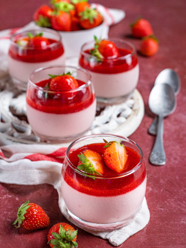 bicchierino con cremoso alla fragola, coulis, fragole fresche