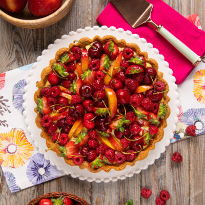 Un dolce estivo, fresco e colorato, ricco di frutta e con una vellutata crema pasticcera al limone