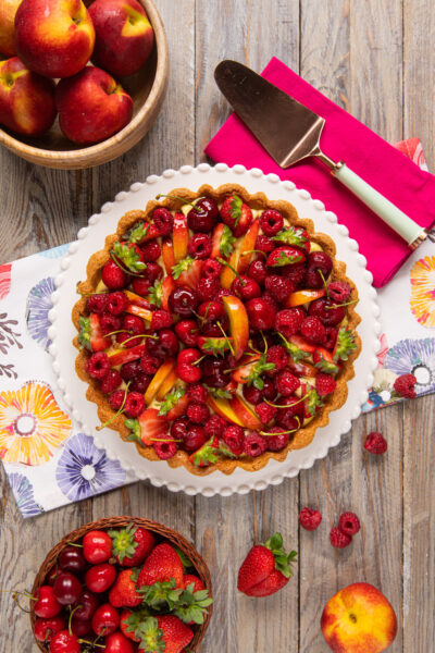 Un dolce estivo, fresco e colorato, ricco di frutta e con una vellutata crema pasticcera al limone