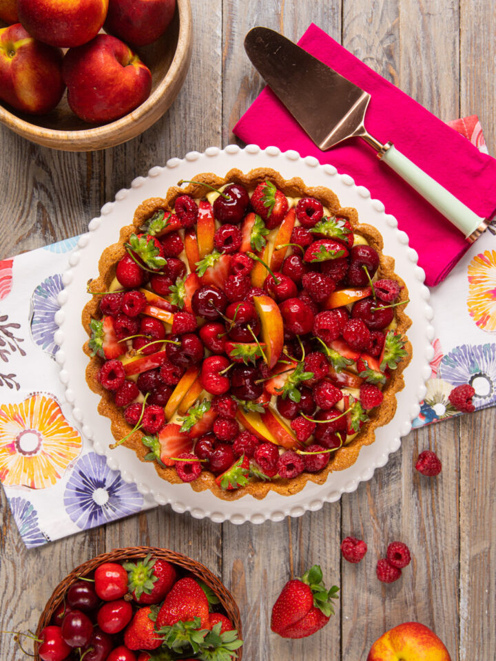 Un dolce estivo, fresco e colorato, ricco di frutta e con una vellutata crema pasticcera al limone