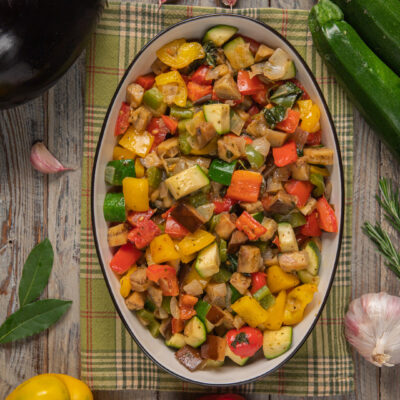 pirofila con ratatouille, melanzane, zucchine e peperoni