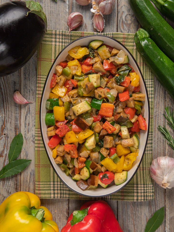 pirofila con ratatouille, melanzane, zucchine e peperoni