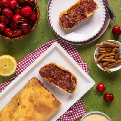 La versione estiva del classico strudel tipico della tradizione altoatesina. In questo caso ripieno di ciliegie, profumate al maraschino, alla cannella e alla scorza di limone.