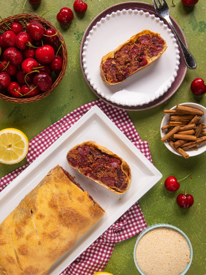 La versione estiva del classico strudel tipico della tradizione altoatesina. In questo caso ripieno di ciliegie, profumate al maraschino, alla cannella e alla scorza di limone.