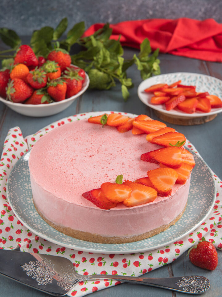 piatto da portata con torta fredda yogurt e fragole e fragole fresche