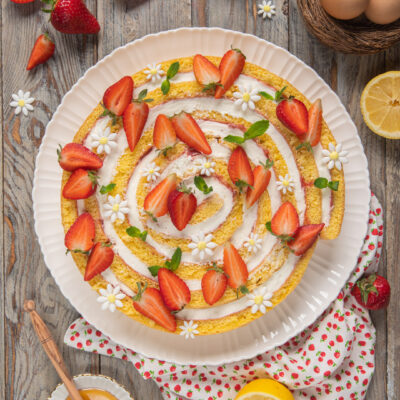 Una torta a forma di chiocciola, in cui la pasta biscotto incontra la crema al formaggio spalmabile e il gusto fresco delle fragole