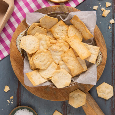 I crackers all'acqua sono sfoglie sottili e croccanti, realizzati con pochi ingredienti e leggermente salati in superficie, ideali da utilizzare in alternativa a pane e grissini