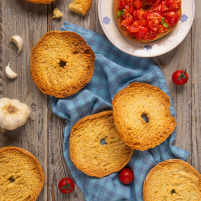Un antipasto tipicamente pugliese, che si ottiene con una sorta di pane cotto due volte, ammollato e poi farcito a piacere