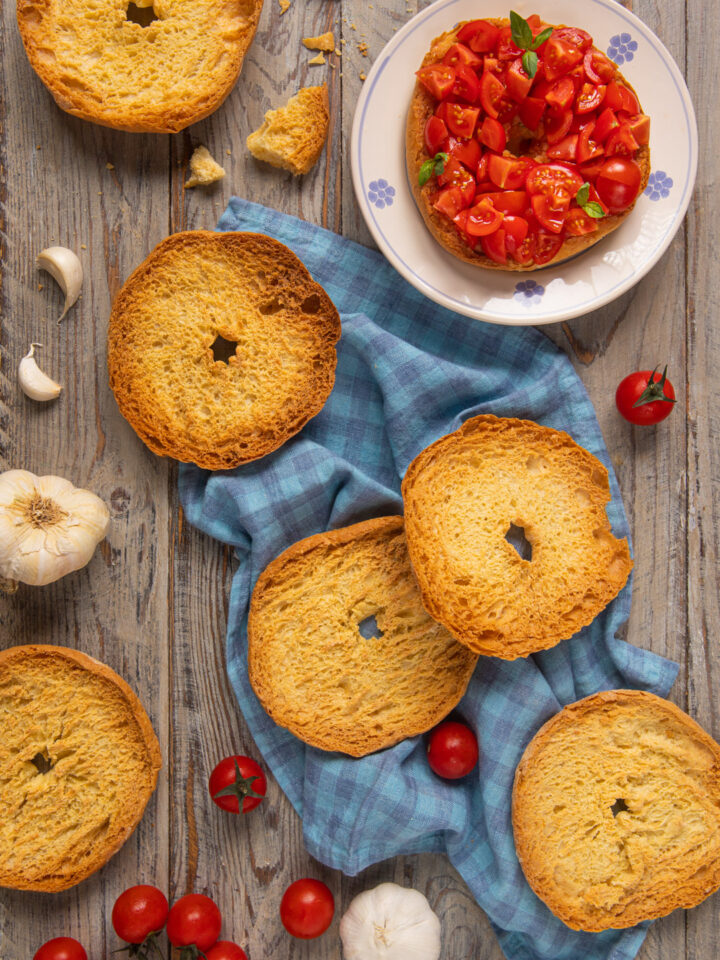 Un antipasto tipicamente pugliese, che si ottiene con una sorta di pane cotto due volte, ammollato e poi farcito a piacere