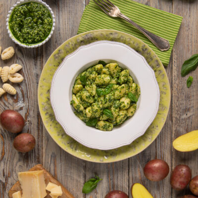 Un primo piatto semplice e veloce da preparare che unisce la consistenza morbida e avvolgente degli gnocchi di patate con un condimento classico della cucina ligure, il pesto di basilico