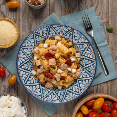 L'nsalata di pasta con pesto rosso, tonno, mozzarella e pomodorini confit è un piatto unico ideale da mangiare freddo nella stagione estiva