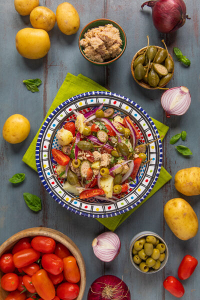 piatto da portata con insalata eoliana, pomodorini limoni e capperi