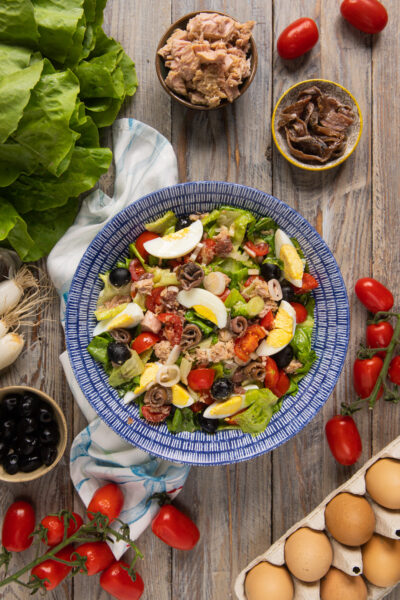ciotola con insalata nizzarda e ingredienti vari