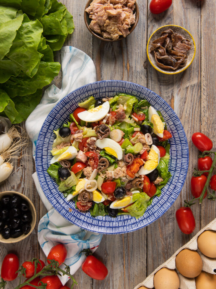ciotola con insalata nizzarda e ingredienti vari