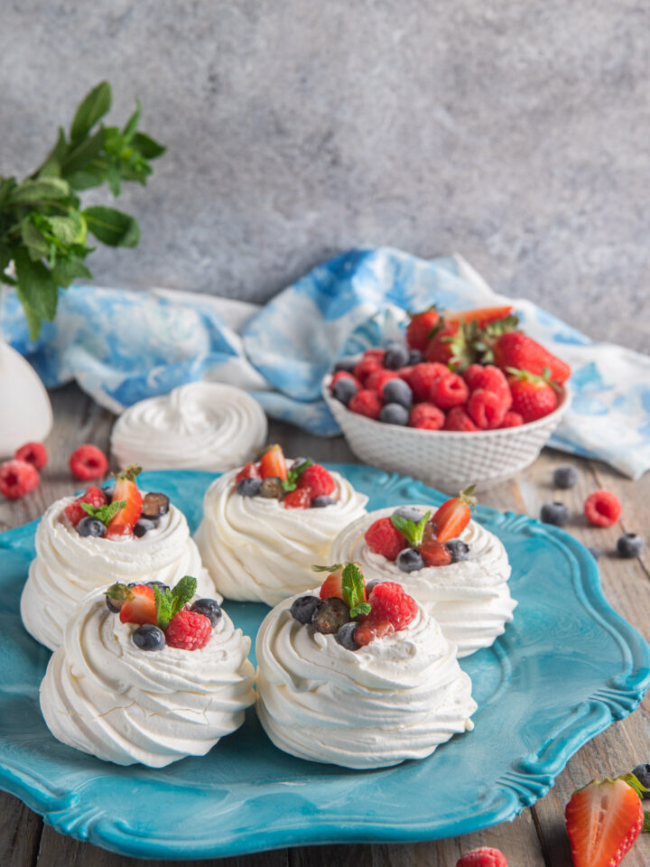 piatto da portata con mini pavlova con frutta fresca e panna montata