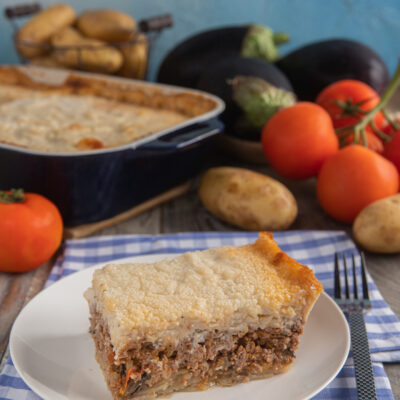 fetta di moussaka su piatto da portata e teglia