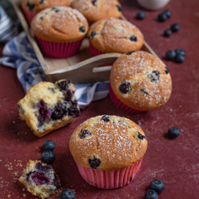 vassoio con muffin ai mirtilli e mirtilli freschi