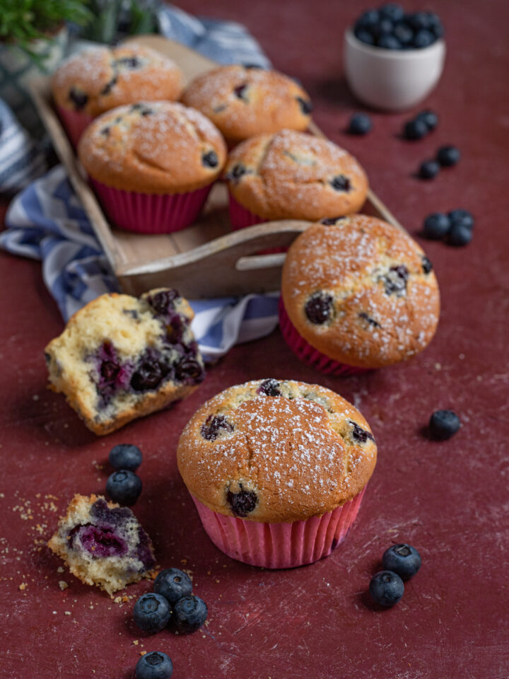 vassoio con muffin ai mirtilli e mirtilli freschi