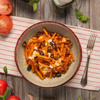 La pasta con melanzane e mozzarella è un primo piatto che racchiude i sapori tipici della cucina mediterranea, e in particolare del Sud Italia