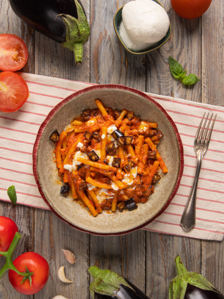 La pasta con melanzane e mozzarella è un primo piatto che racchiude i sapori tipici della cucina mediterranea, e in particolare del Sud Italia