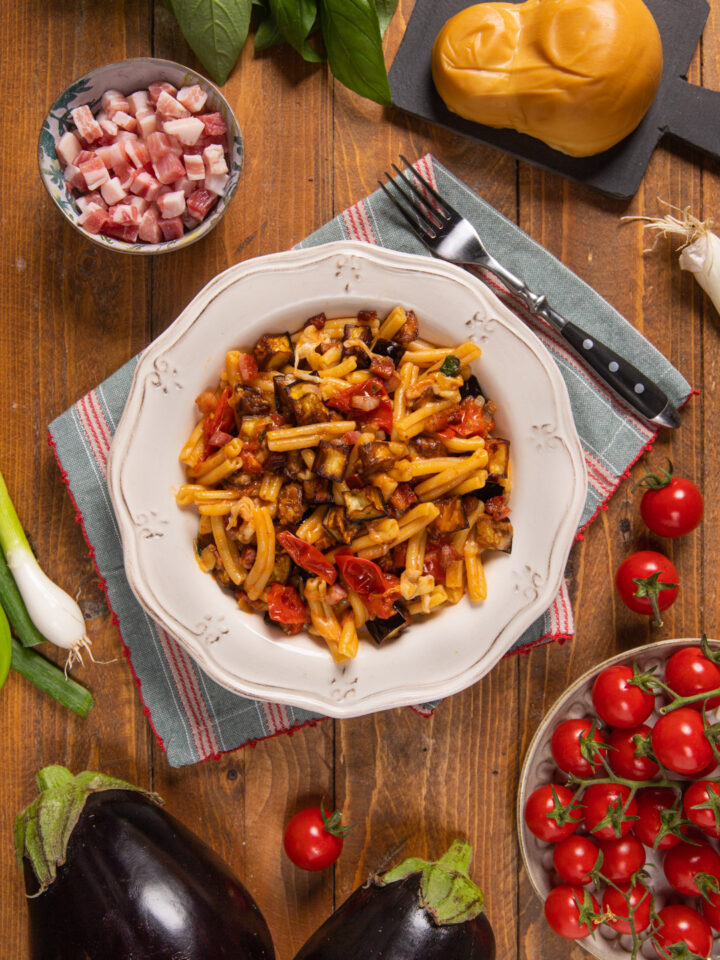 La pasta melanzane e pancetta è un primo piatto ricco di gusto che racchiude tutti gli aromi tipici della cucina mediterranea