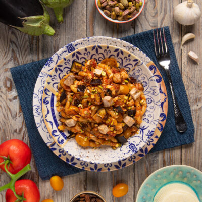 La pasta con pesce spada e melanzane è un primo piatto dal sapore di terra e di mare, che racchiude tutto il gusto della cucina tipica mediterranea e ricorda altre ricette tradizionali del Sud Italia