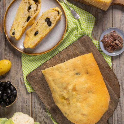tagliere con scaccia e fette di scaccia