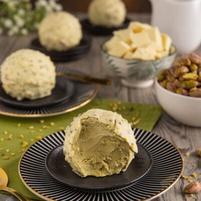 semifreddo al pistacchio a metà con cioccolato bianco e pistacchio