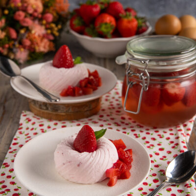 piatto con semifreddo e fragole sulla superficie