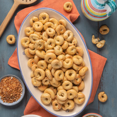 piatto con taralli pugliesi