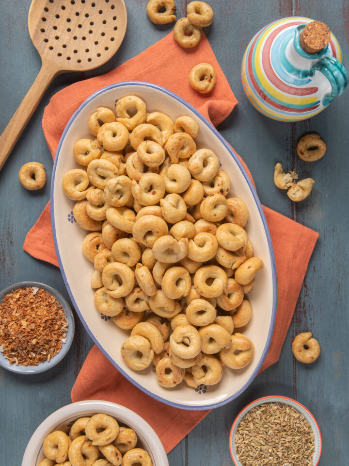 piatto con taralli pugliesi