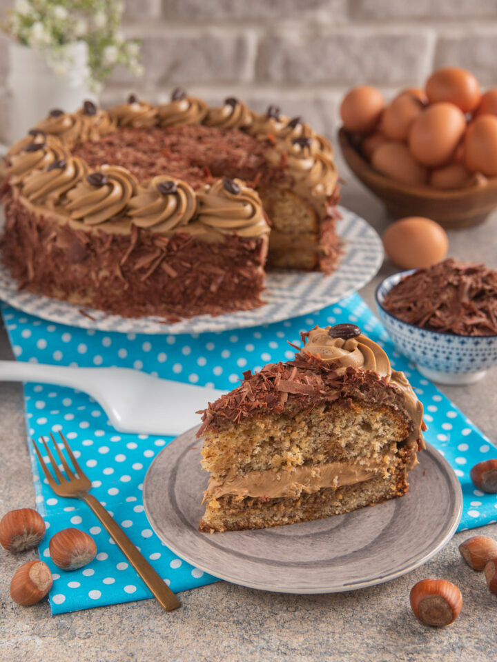 fetta di torta moka con uova e nocciole