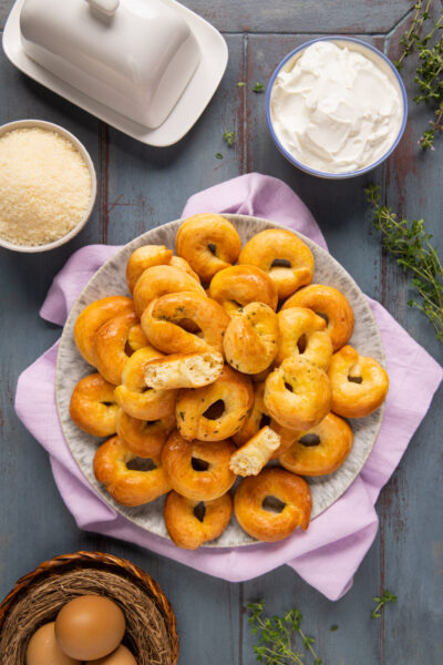 piatto da portata con ciambellone allo yogurt greco